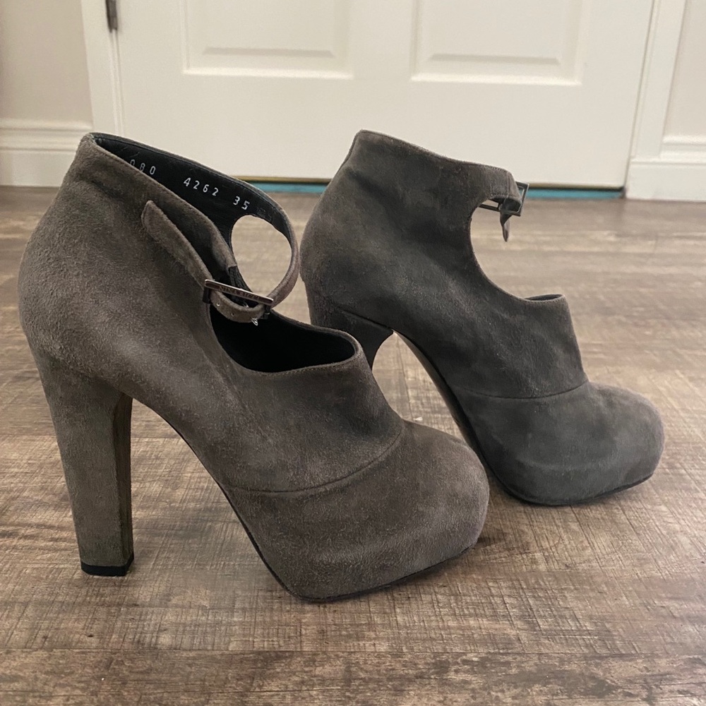 Nina Ricci suede pumps